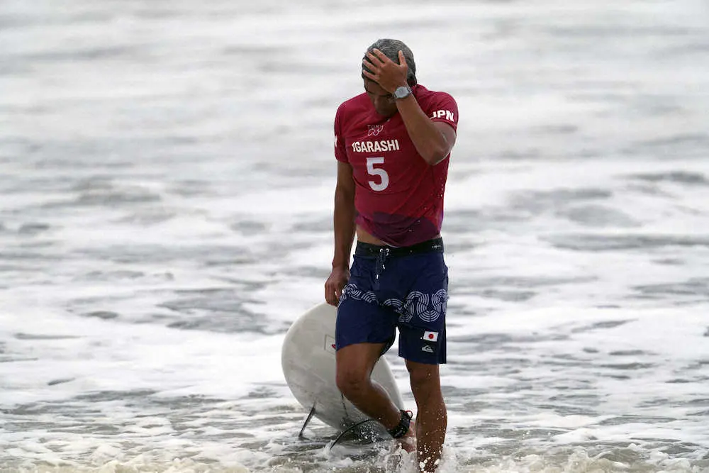 サーフィン男子決勝で敗れ、悔しがる日本の五十嵐（AP）