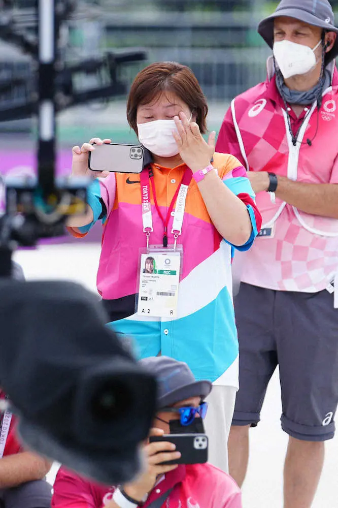 【画像・写真】西矢の母・智実さん涙「本当にビックリしているのと、本当にうれしいです。まだ実感がない」
