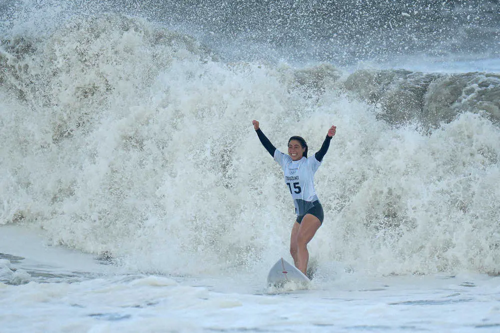 サーフィン女子3位決定戦、銅メダルを獲得しガッツポーズで引き揚げる都筑（撮影・会津　智海）