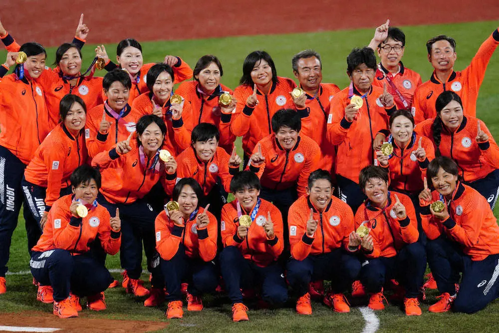 ＜日本・米国＞笑顔で金メダルを掲げる日本の選手たち（撮影・小海途　良幹）
