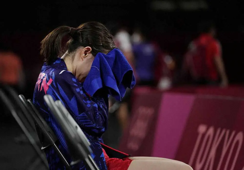 女子シングルス準々決勝で敗退し、タオルで顔を覆う石川佳純