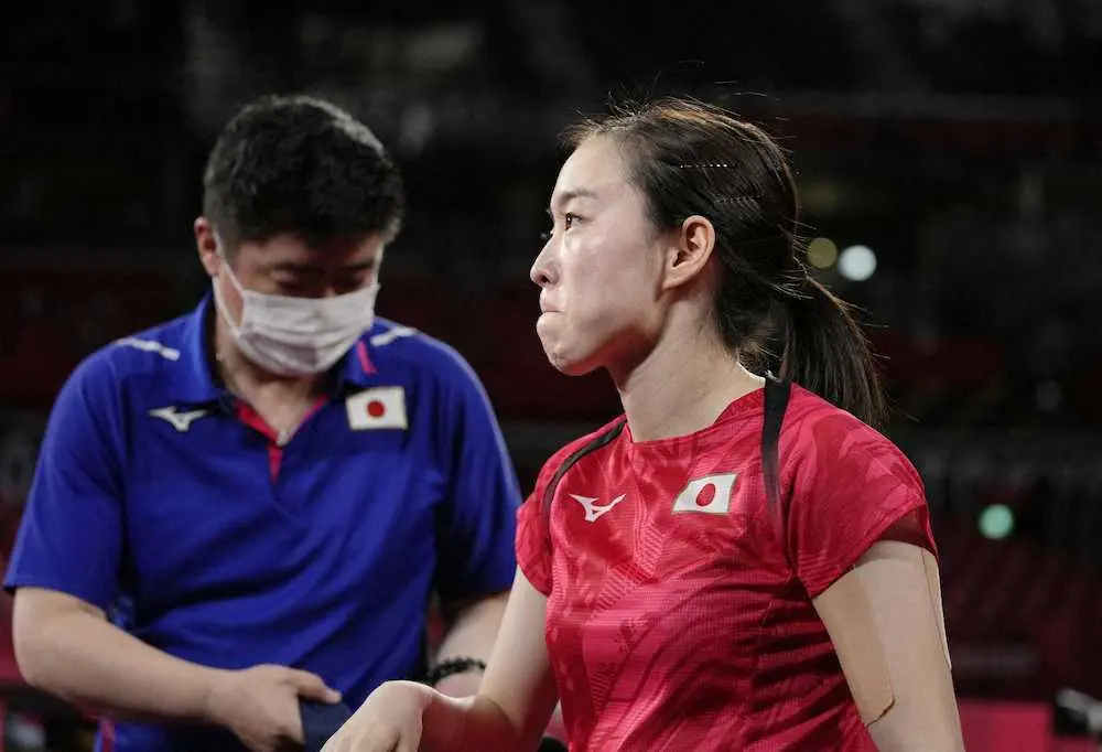女子シングルス準々決勝で敗退し、唇をかむ石川佳純