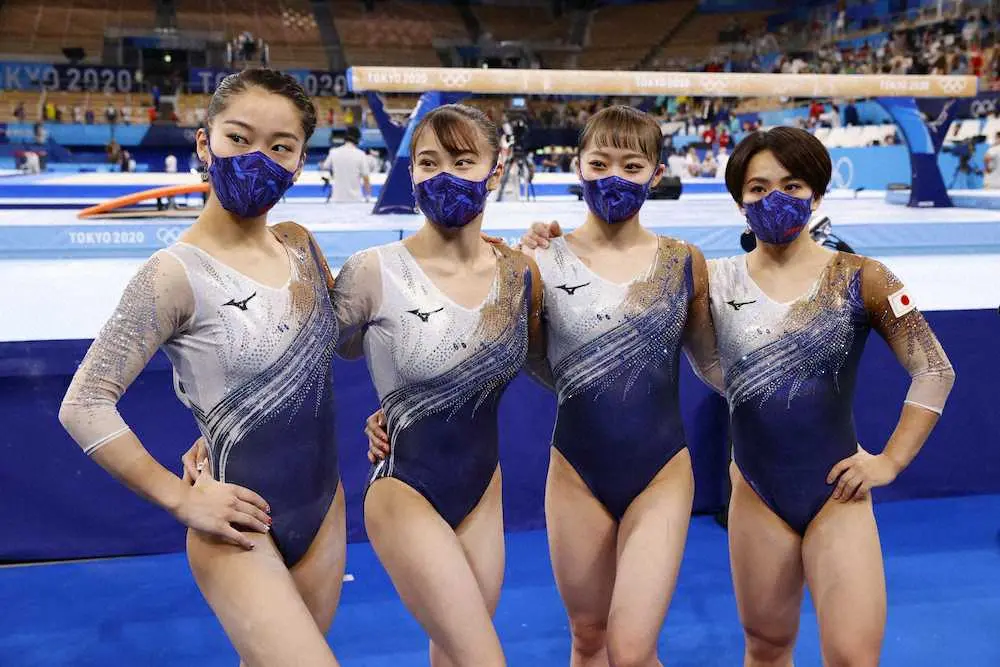 体操女子団体総合決勝　5位に入りカメラに向かってポーズをとる（左から）畠田、杉原、平岩、村上