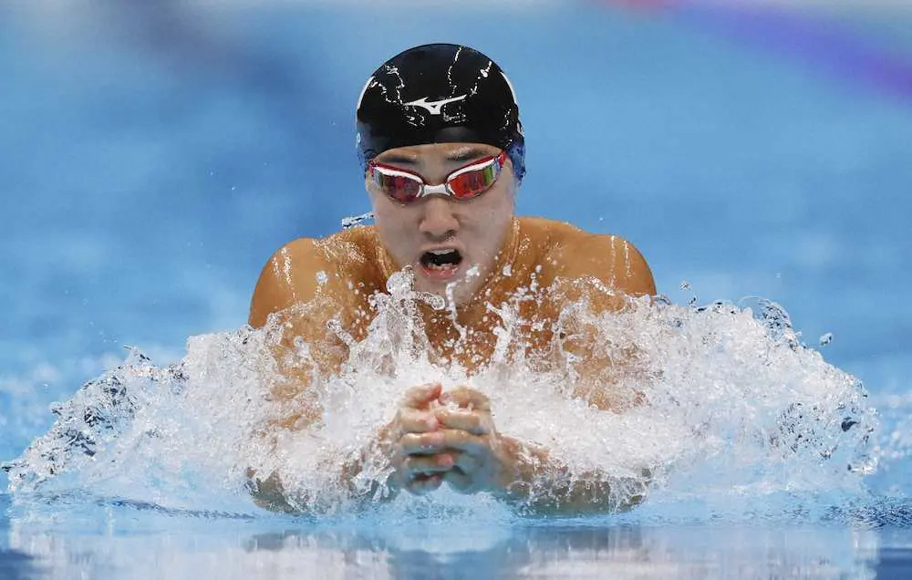 男子200メートル平泳ぎ準決勝　力泳する佐藤翔馬