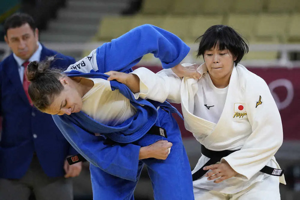 柔道女子78キロ級、準々決勝でバビンツェワ（ROC）を破った浜田尚里（右）　（AP）