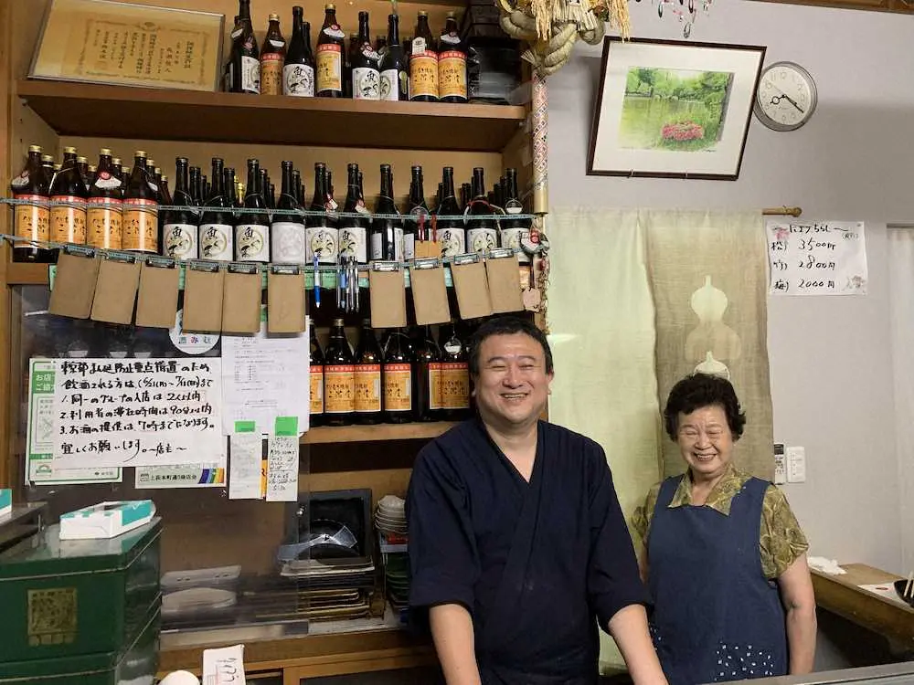 渡辺勇大の叔父・成瀬雅人さん（左）が営む東京都杉並区の寿司屋「魚くま」。右は祖母の成瀬ひろ子さん