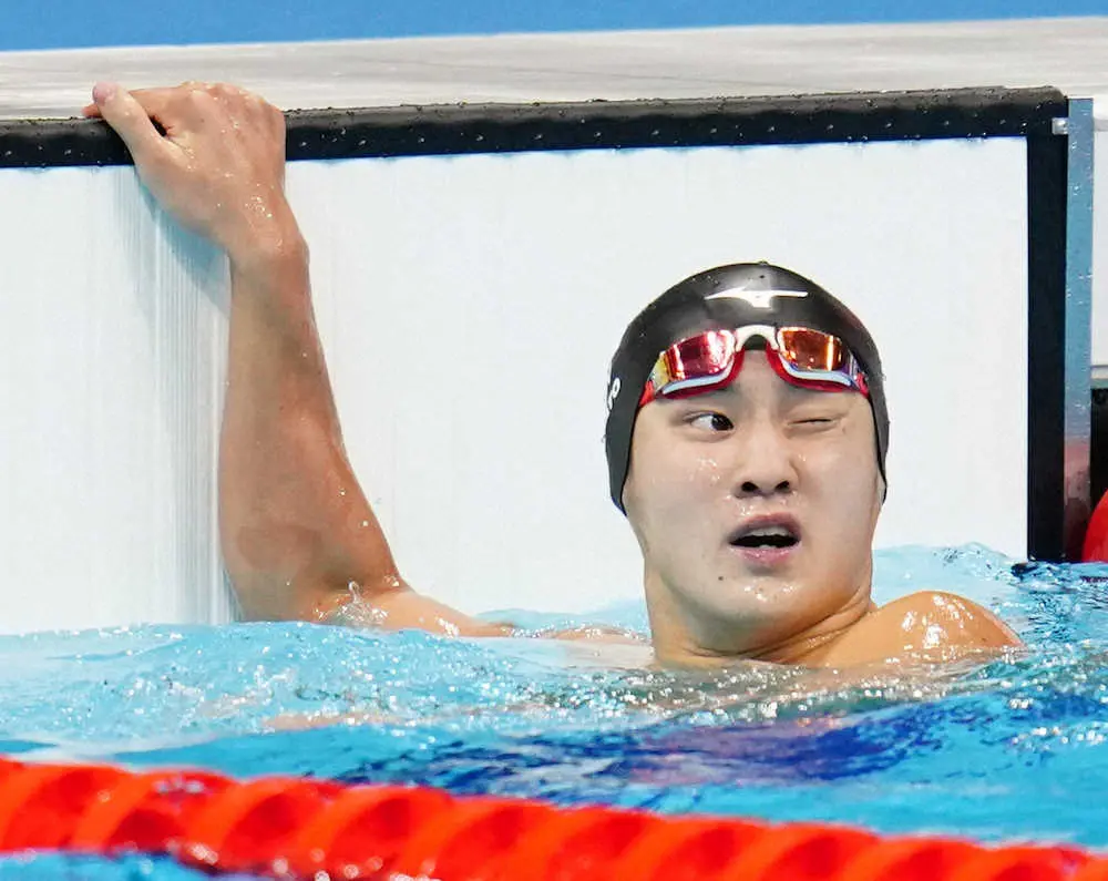 男子200メートル平泳ぎ準決勝、泳ぎ終え悔しげな表情の佐藤翔馬（撮影・小海途　良幹）