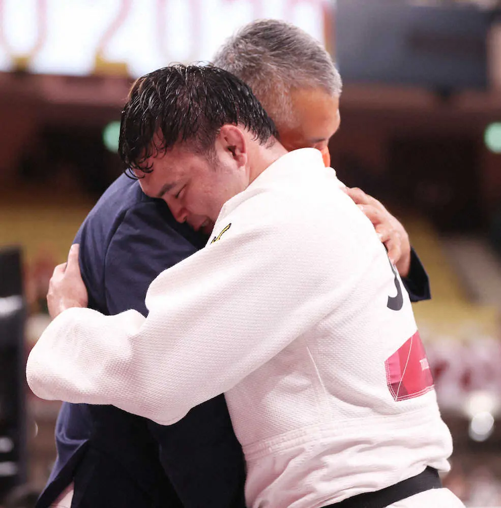柔道男子100キロ級で金メダルを獲得し、鈴木桂治コーチ（左）と抱き合って涙のウルフ・アロン（撮影・北條　貴史）