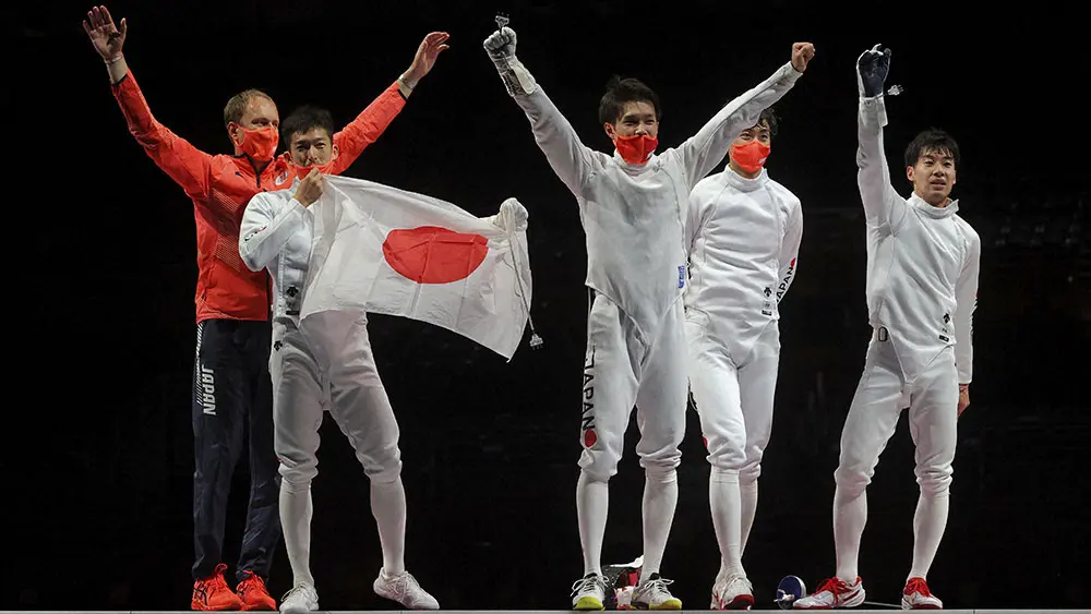 金メダルを獲得した日本男子エペ団体の選手たち（ロイター）