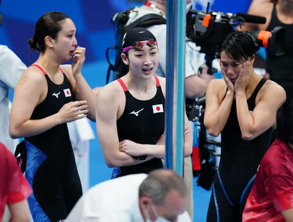 ＜東京五輪・競泳＞女子400メートルメドレーリレー予選、レースを終え涙する（左から）渡部香生子、池江璃花子、小西杏奈（撮影・小海途　良幹）