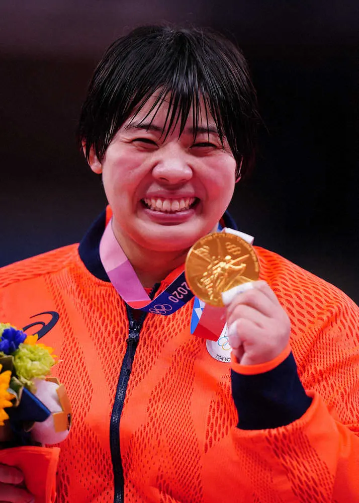 女子78キロ超級決勝、金メダルを手に笑顔の素根輝（撮影・小海途　良幹）