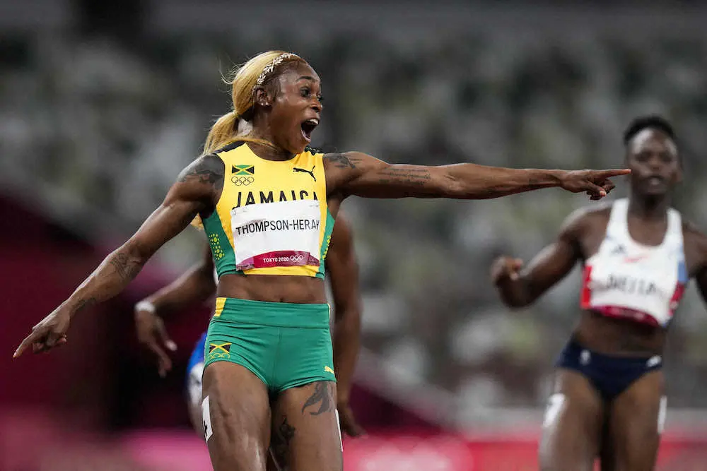 陸上女子100メートルで五輪連覇を達成したジャマイカのトンプソンヒラー（AP）