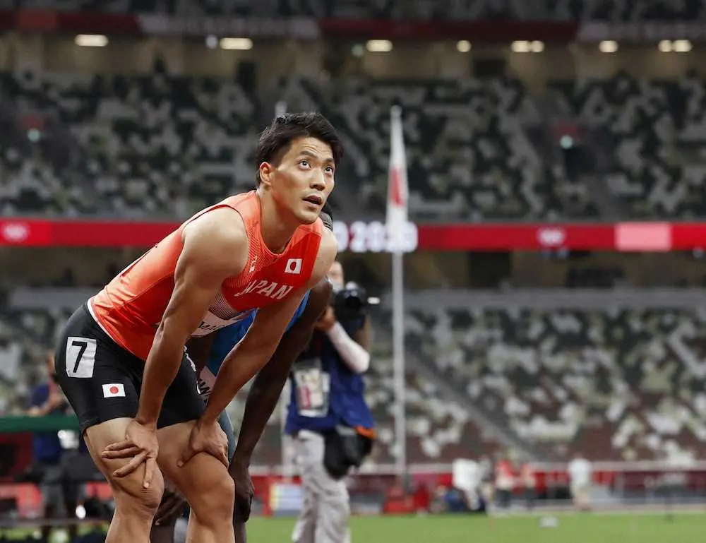男子100メートル予選　10秒15の3組4着でゴールし、電光掲示板を見る山県亮太（共同）