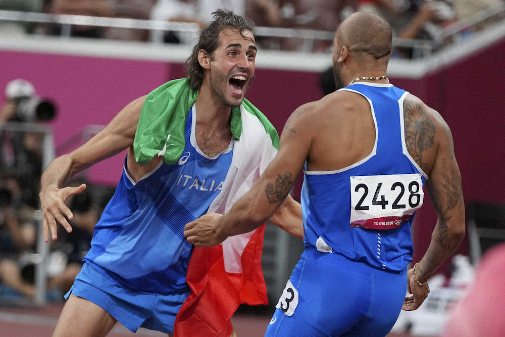 同じ時間帯に優勝が決まった男子走り高跳びのタンベリ（左）と男子100メートルのヤコブスのイタリア勢（AP）