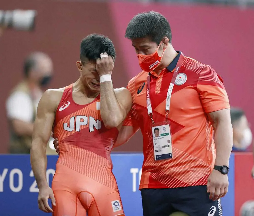 男子グレコローマン60キロ級決勝で敗れ、号泣し引き揚げる文田健一郎（左）