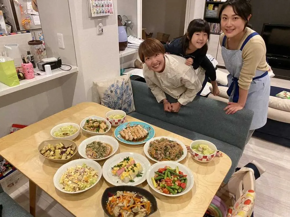 寺田の家で料理を囲む（左から）寺田、長女の果緒ちゃん、広松さん