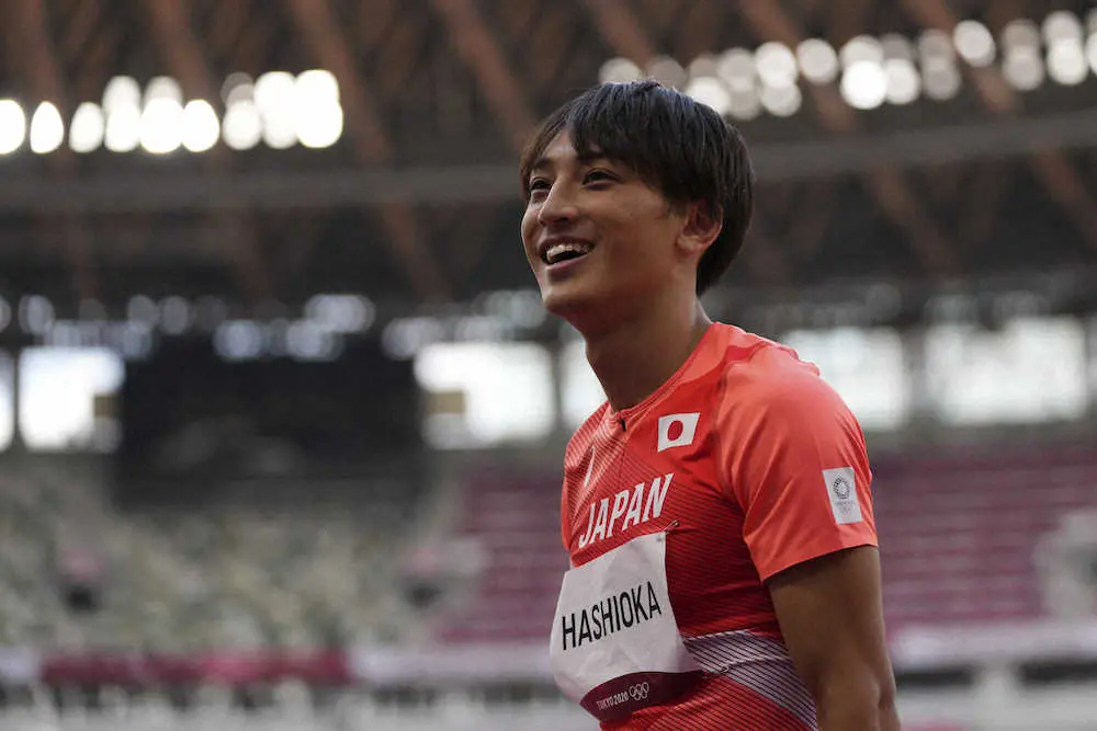 男子走り幅跳びで決勝に臨み、笑顔を浮かべる日本の橋岡優輝（AP）