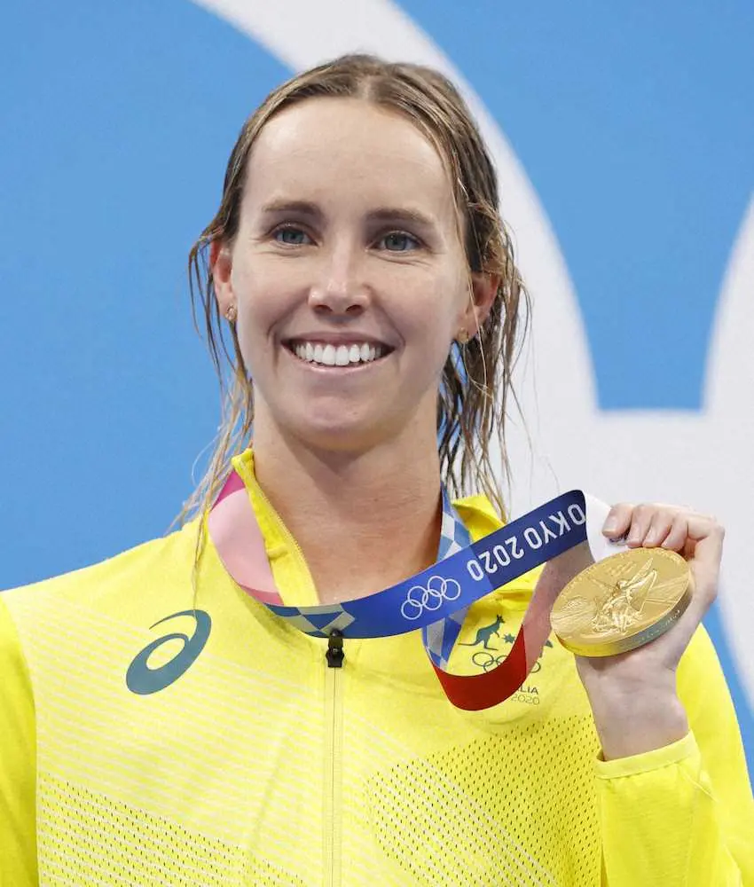 女子50メートル自由形で優勝し、メダルを手にするオーストラリアのエマ・マキオン（共同）