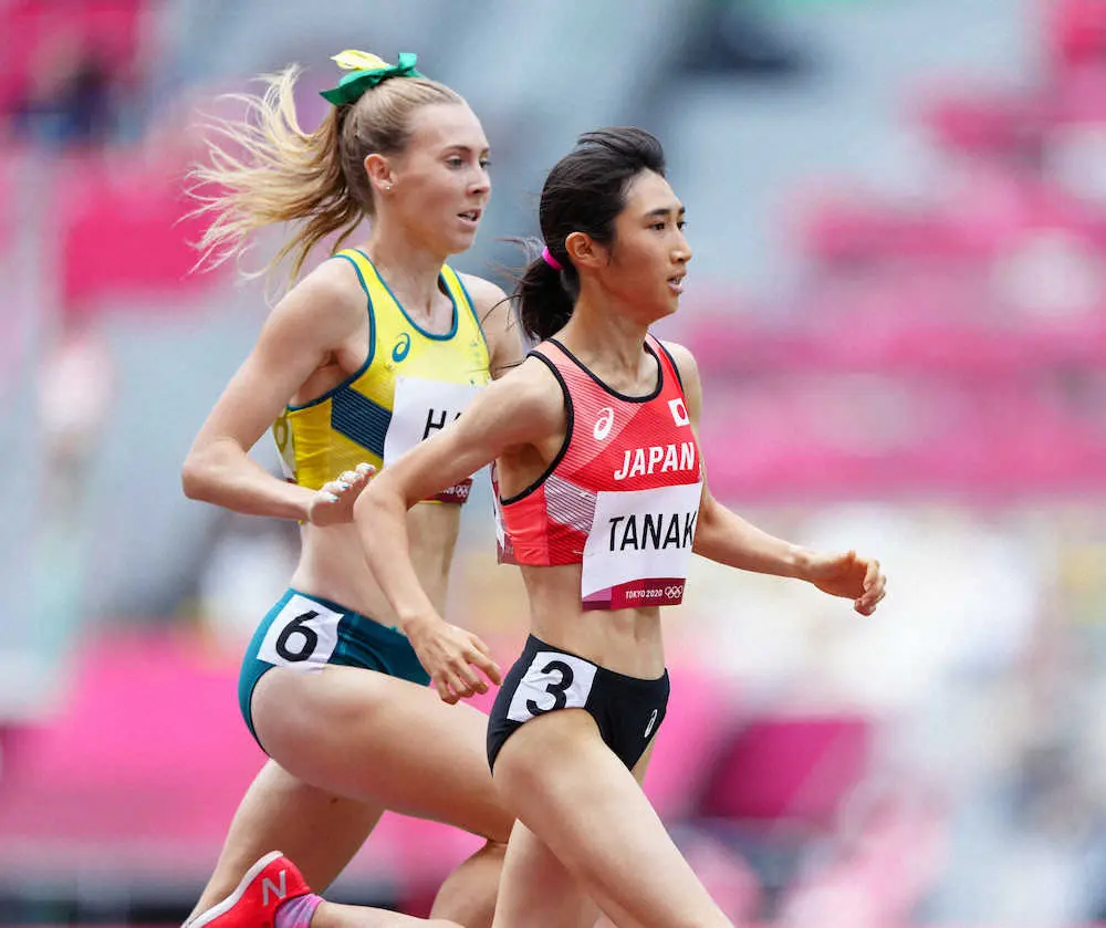 女子1500メートル予選、先頭を走る田中希実（右、撮影・小海途　良幹）