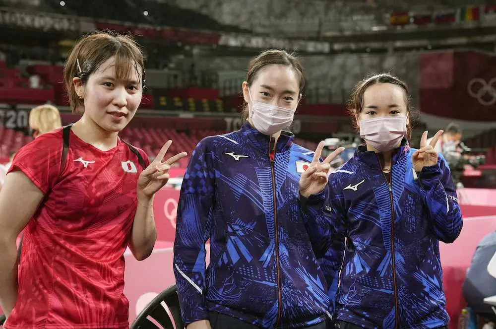 女子団体準々決勝で台湾を破って4強入りし、カメラに向かってポーズをとる（左から）平野、石川、伊藤