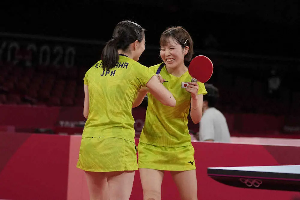 女子団体準決勝、香港戦の第1試合を3ー0で勝利した石川（左）、平野組（AP）
