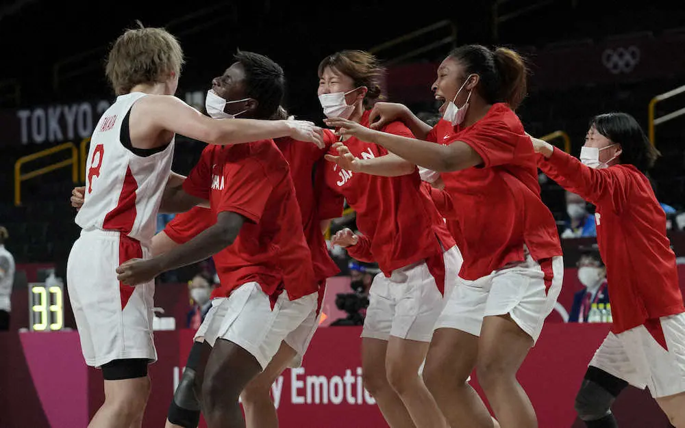 劇的な勝利を収めた女子バスケットボールの日本代表の高田とチームメート（AP）