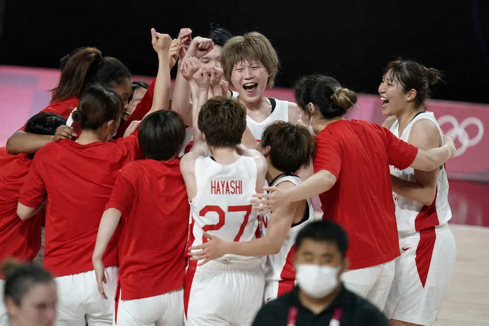 劇的な勝利を収めた女子バスケットボールの日本代表（AP）