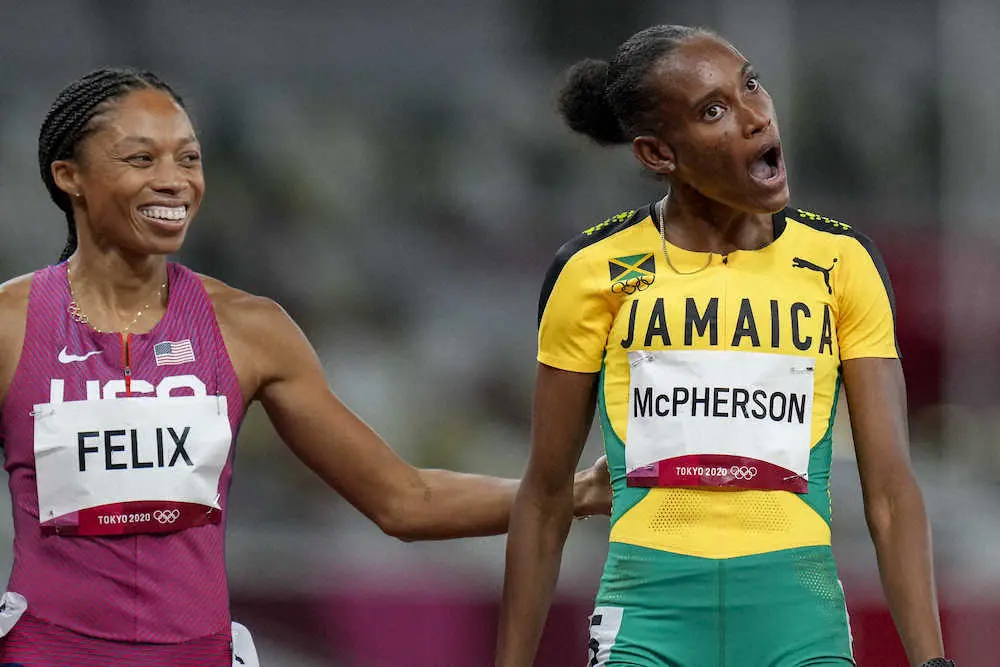 女子400メートル準決勝3組を2位で通過したフェリックス（左）と1位のマクファーソン（AP）