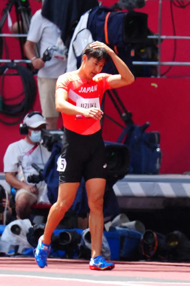 ＜男子200メートル予選＞レースを終え厳しい表情で引き揚げる飯塚（撮影・会津　智海）