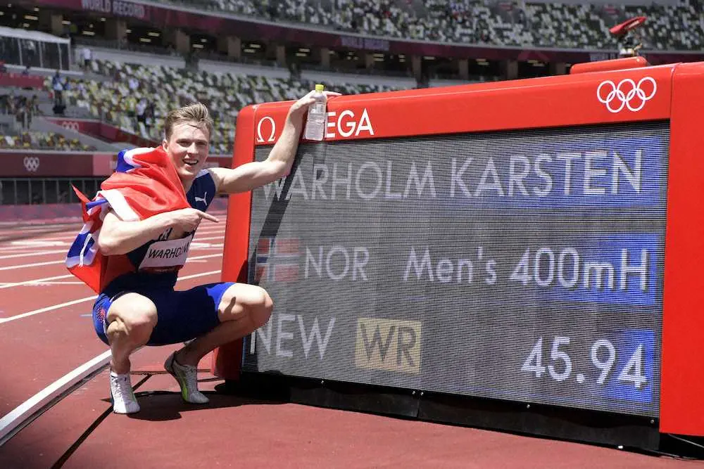 男子400メートル障害で45秒94の世界新記録をマークし、笑顔でポーズをとるノルウェーのカルステン・ワーホルム＝国立競技場