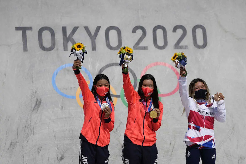 スケートボード女子パークで金メダルを獲得した四十住さくら（中）銀メダルの開心那（左）銅メダルのスカイ・ブラウン（AP）
