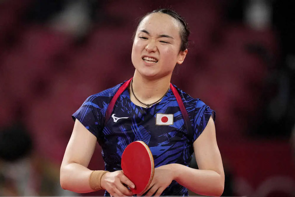 女子団体決勝、第2試合目のシングルスでプレーした伊藤美誠は悔しそうな表情を浮かべる（AP）
