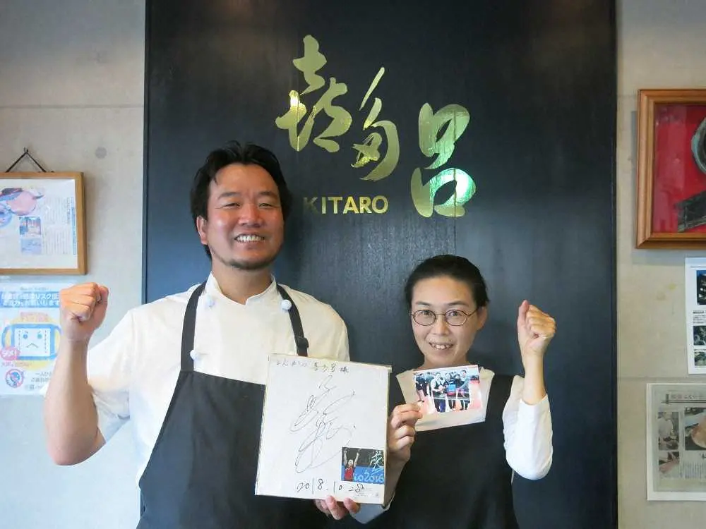 伊藤美誠の御用達「とんかつ喜多呂」の宮田泰弘さん（左）、真由美さん夫妻はサイン色紙とリオ五輪後に撮った写真を手にポーズ