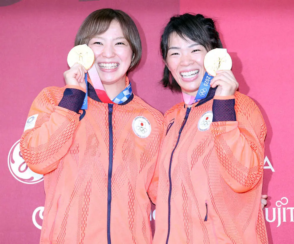 ＜東京五輪レスリング女子57キロ級決勝＞姉妹で金メダルを獲得し、笑顔の川井友香子（左）と梨紗子（撮影・北條　貴史）