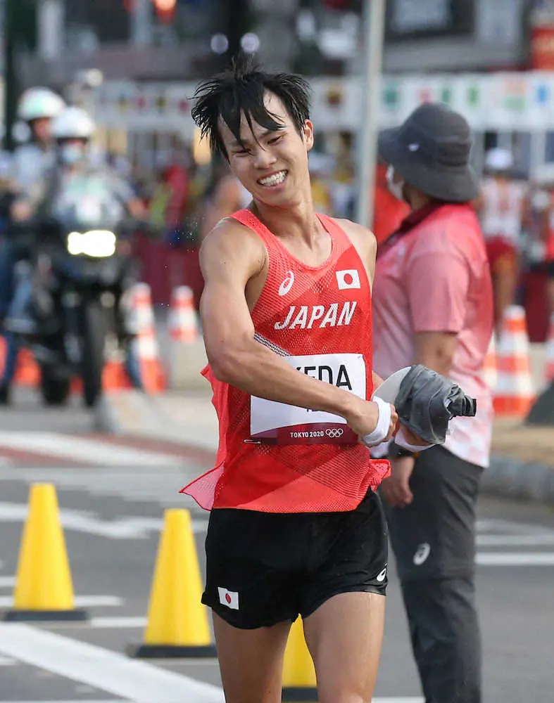 ＜東京五輪　男子20キロ競歩＞2位でゴールした池田はガッツポーズ（撮影・西海健太郎）