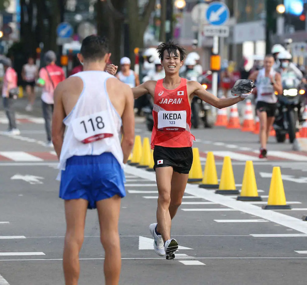 ＜東京五輪　男子20キロ競歩＞2位でゴールした池田（右）はガッツポーズ（左は1位のイタリア選手）（撮影・西海健太郎）