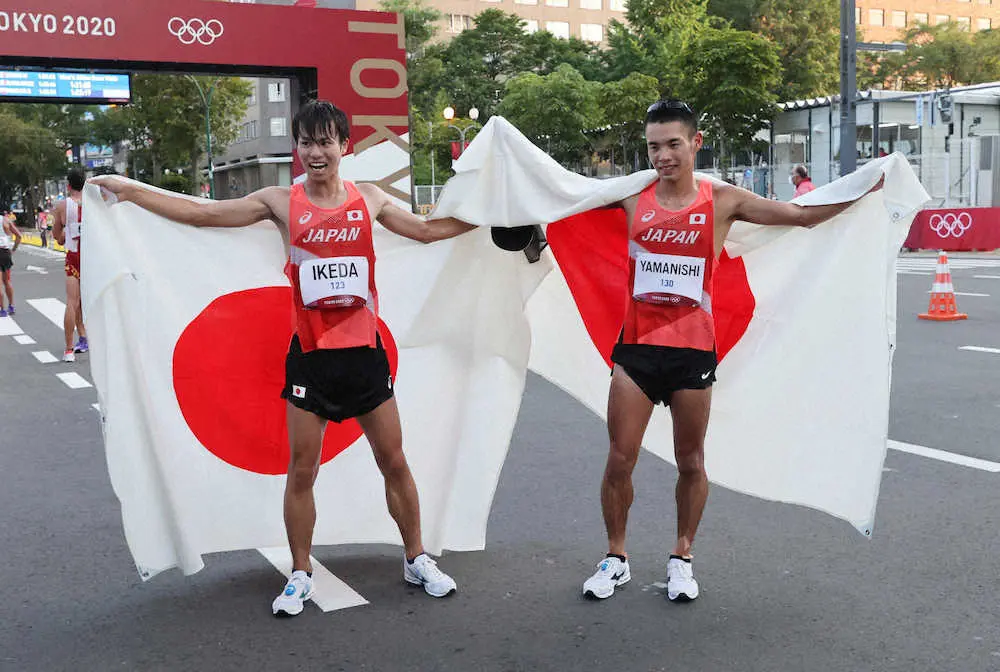 ＜東京五輪　男子20キロ競歩＞3位の山西（右）と2位の池田（左）は日の丸を手に笑顔（撮影・西海健太郎）