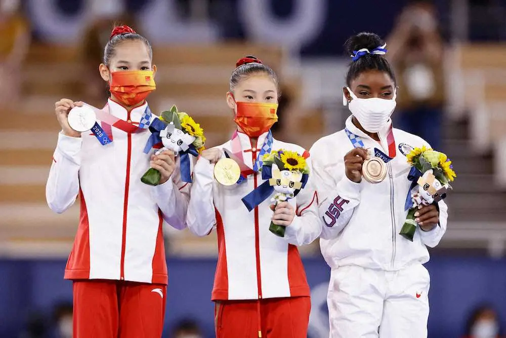 女子種目別平均台の表彰式で記念撮影する（左から）銀メダルの唐茜靖、金メダルの管晨辰、銅メダルのシモーン・バイルス