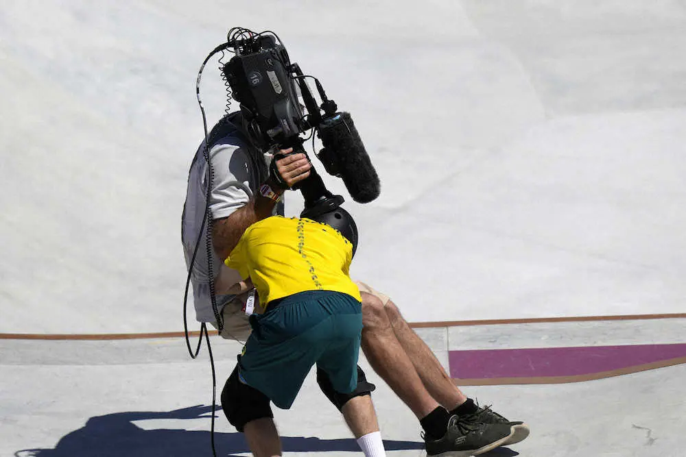 ＜スケートボード男子パーク＞予選2組で登場したキーラン・ウリー（オーストラリア）は演技を終えてフラットな面に戻る際にテレビのカメラマンと激突（AP）