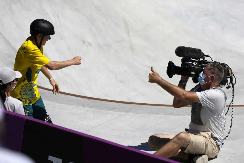 ＜スケートボード男子パーク＞キーラン・ウリー（オーストラリア）が激突もカメラマン男性はすぐに起き上がり、親指をたてて大丈夫とばかりに“サムアップ”（AP）