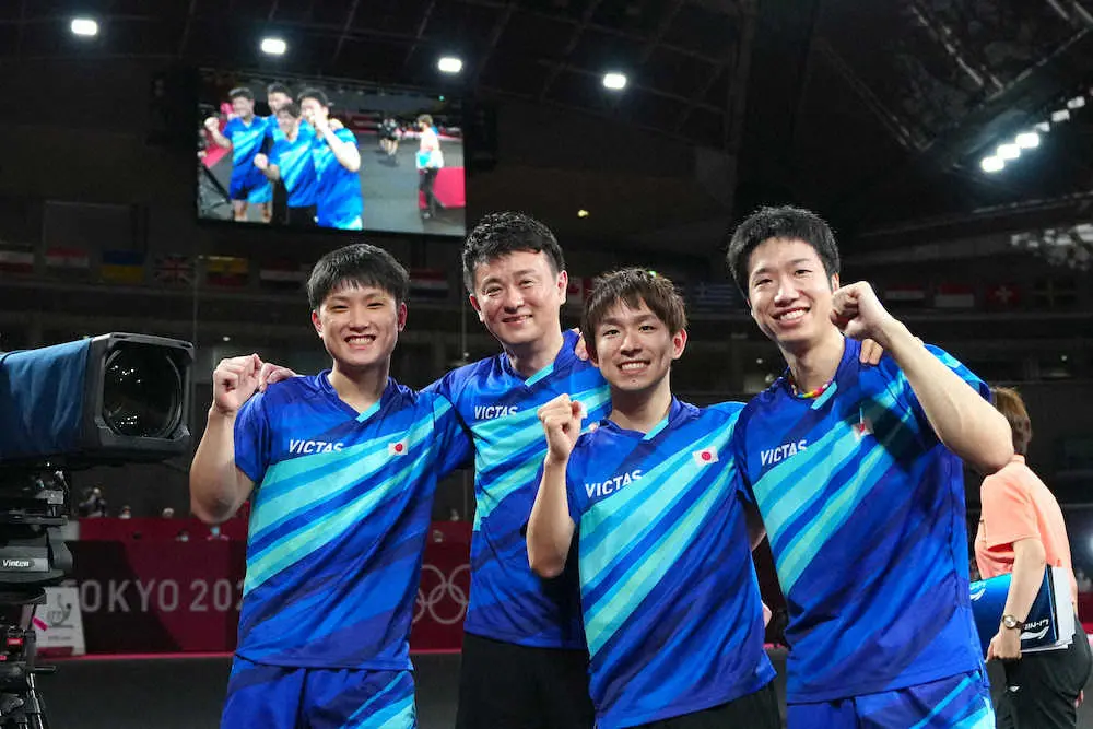＜卓球男子団体3位決定戦＞銅メダルを獲得し笑顔でポーズを決める（左から）張本、倉嶋監督、丹羽、水谷（撮影・会津　智海）