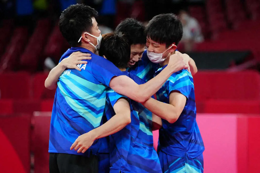 ＜卓球男子団体3位決定戦＞銅メダルを獲得し、抱き合い喜ぶ（左から）倉嶋監督、丹羽、水谷、張本（撮影・会津　智海）