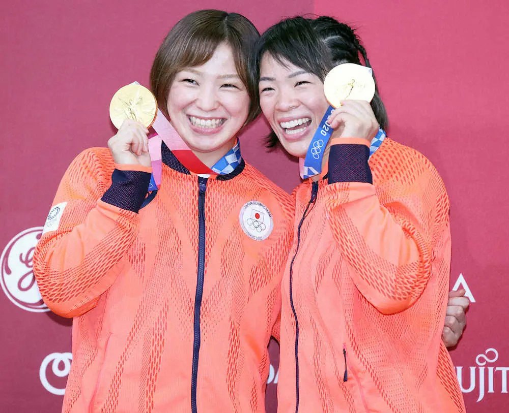 ＜東京五輪　レスリング　女子57キロ級決勝＞姉妹で金メダルを獲得し、笑顔の川井友香子（左）と梨紗子（撮影・北條　貴史）