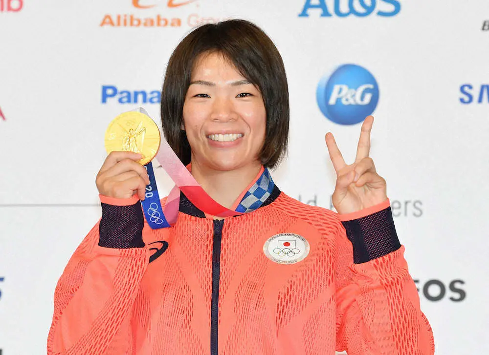 一夜明け会見を終え金メダルを手に笑顔を見せるレスリング女子の川井梨紗子（代表撮影）