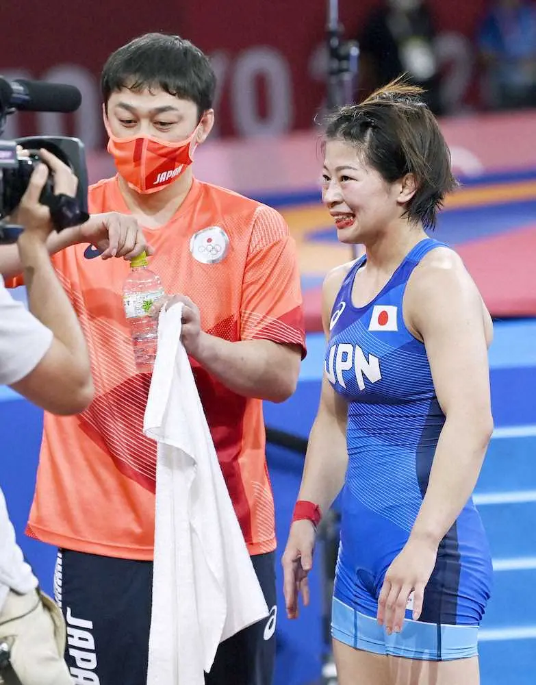 5日、女子53キロ級で決勝進出を決め笑顔の向田真優（右）。左は志土地翔大コーチ