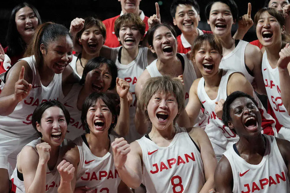 試合後に歓喜する日本代表のメンバー（AP）