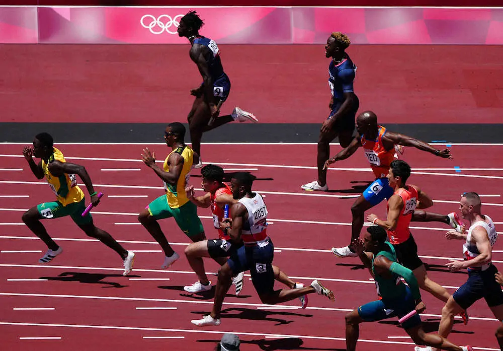 男子400メートルリレー予選、3走・桐生祥秀（右から2人目）からバトンを受け取り先頭を走るジャマイカを追いかける4走・小池祐貴（左から4人目）＝撮影・小海途　良幹