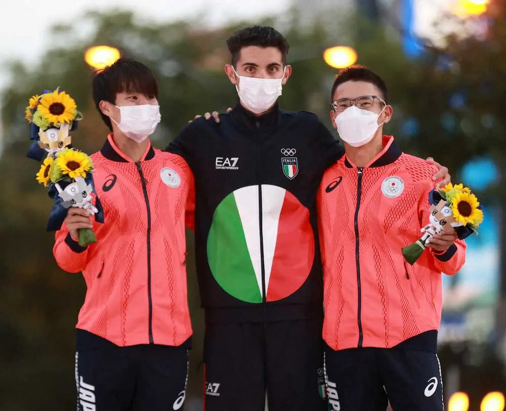 陸上男子20キロ競歩でメダルを獲得した（左から）銀メダルの池田向希、金メダルのイタリアのマッシモ・スタノ、銅メダルの山西利和
