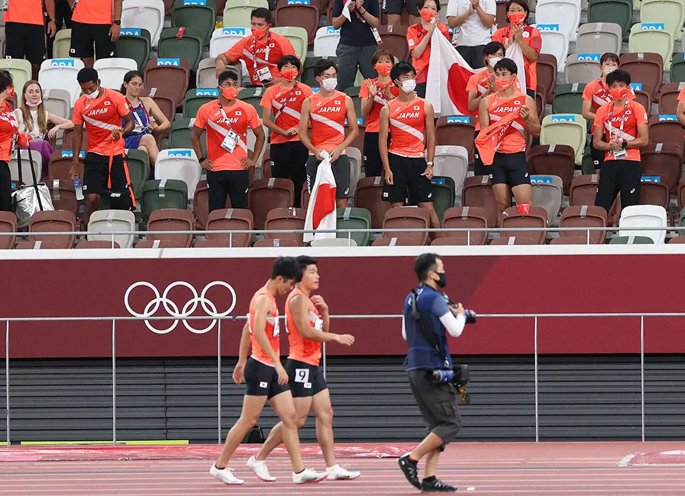 男子400メートルリレー決勝で日本チームが失格となり、スタンドで呆然のサニブラウン（左）、デーデー（左から２人目）ら（撮影・北條　貴史）