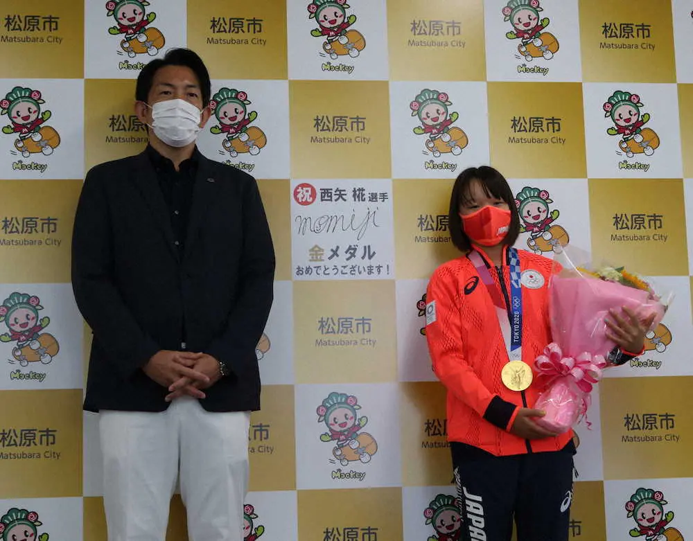 地元松原市の沢井宏文市長（左）を表敬訪問したスケートボード女子ストリートの金メダリスト・西矢椛（右）